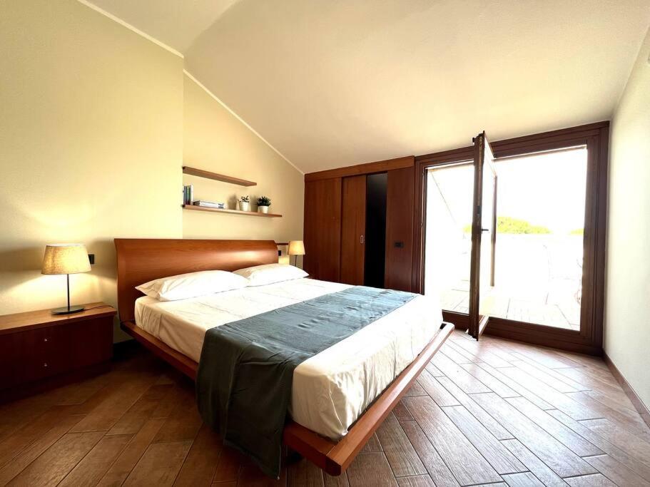Attico In Piazza Matteotti Apartment Desenzano del Garda Bagian luar foto