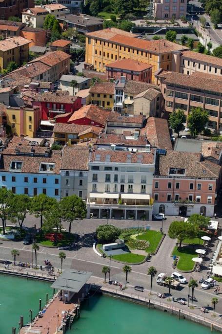 Attico In Piazza Matteotti Apartment Desenzano del Garda Bagian luar foto