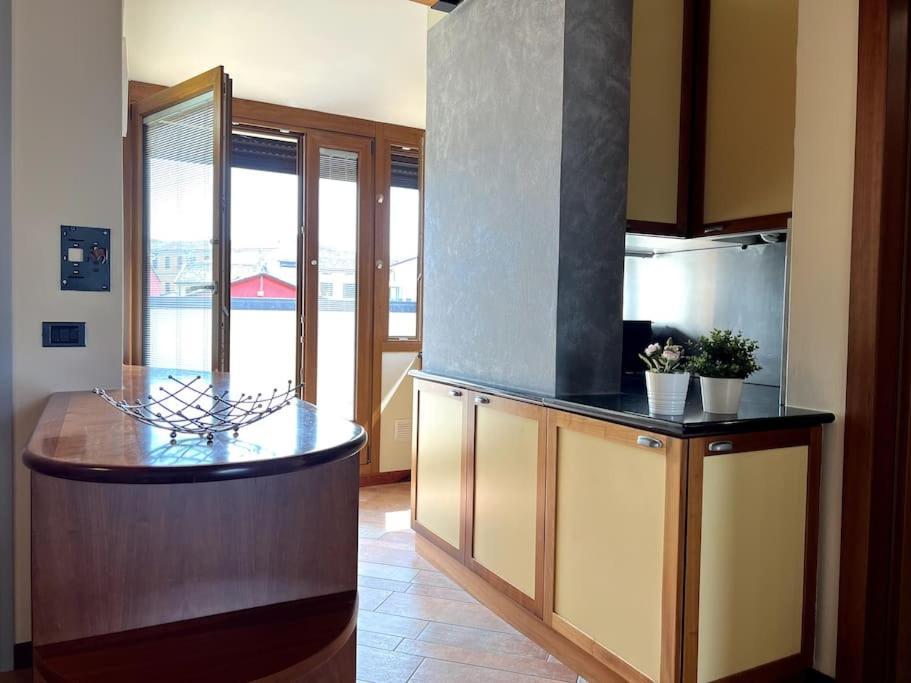Attico In Piazza Matteotti Apartment Desenzano del Garda Bagian luar foto