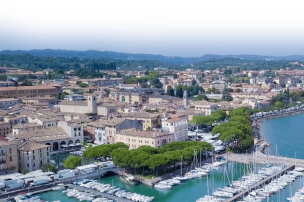 Attico In Piazza Matteotti Apartment Desenzano del Garda Bagian luar foto