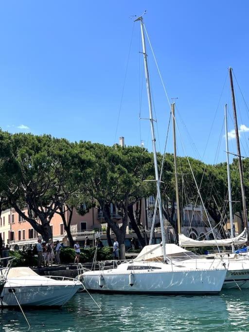 Attico In Piazza Matteotti Apartment Desenzano del Garda Bagian luar foto