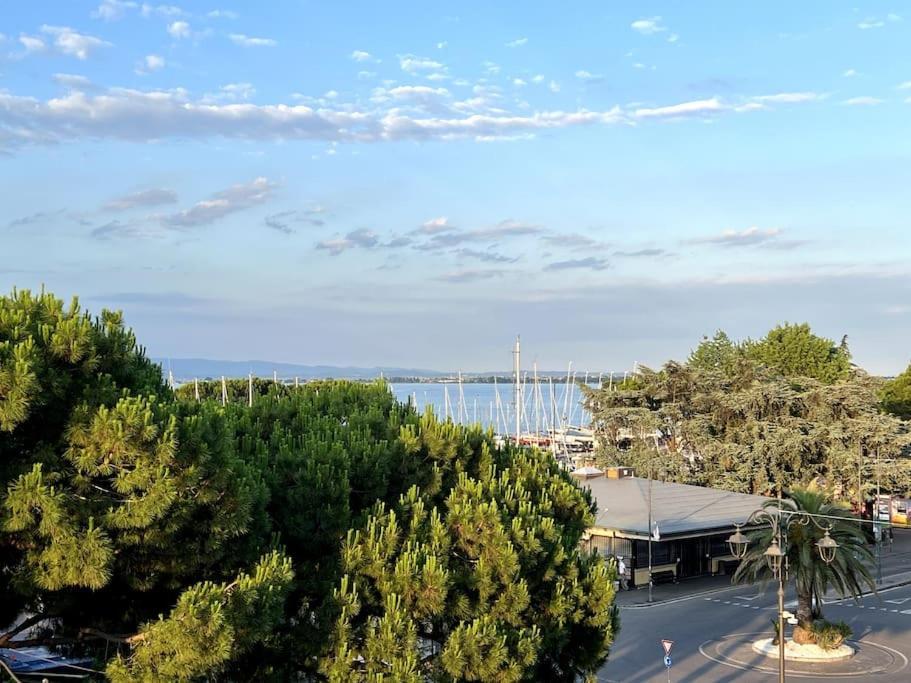 Attico In Piazza Matteotti Apartment Desenzano del Garda Bagian luar foto