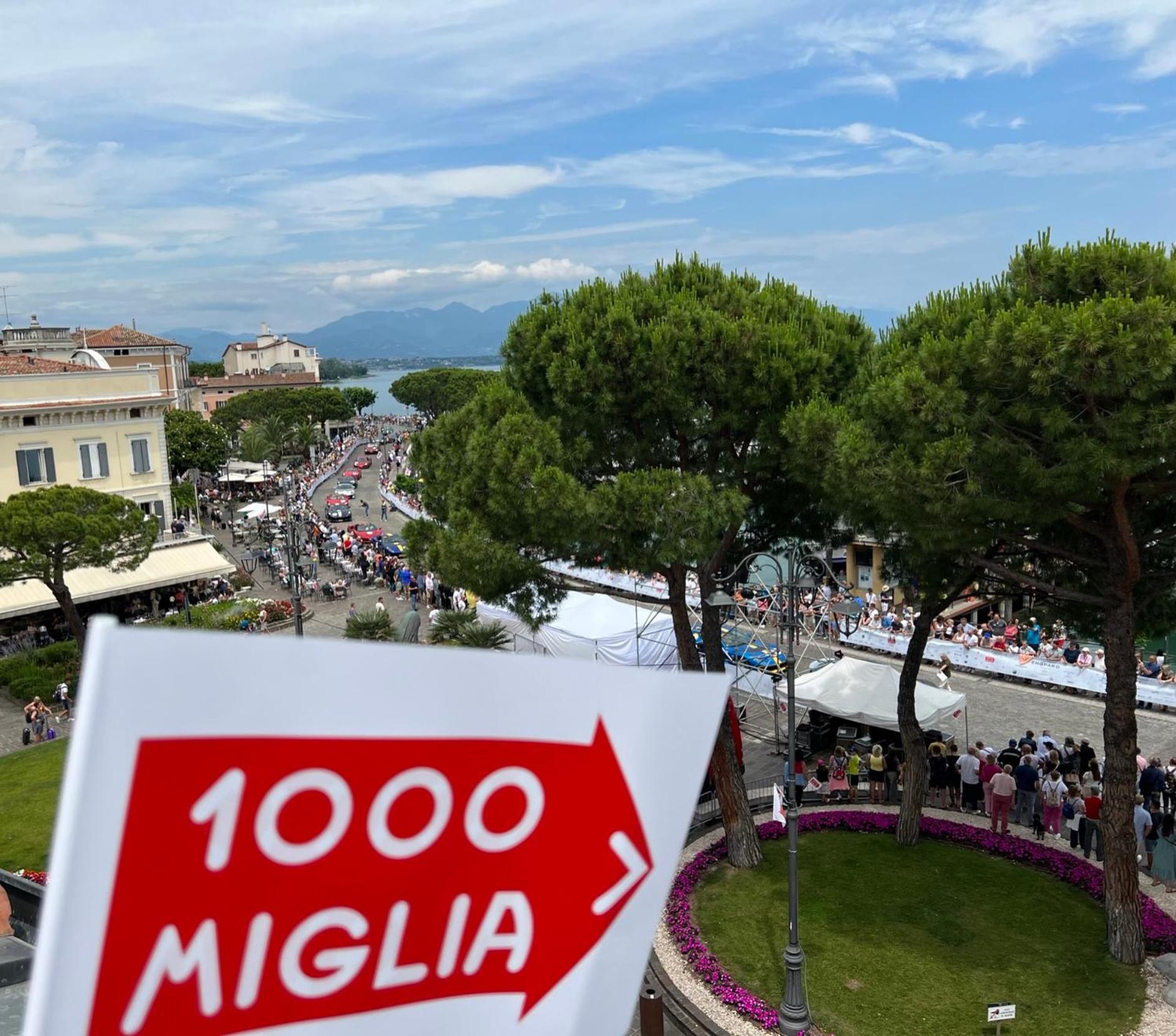 Attico In Piazza Matteotti Apartment Desenzano del Garda Bagian luar foto