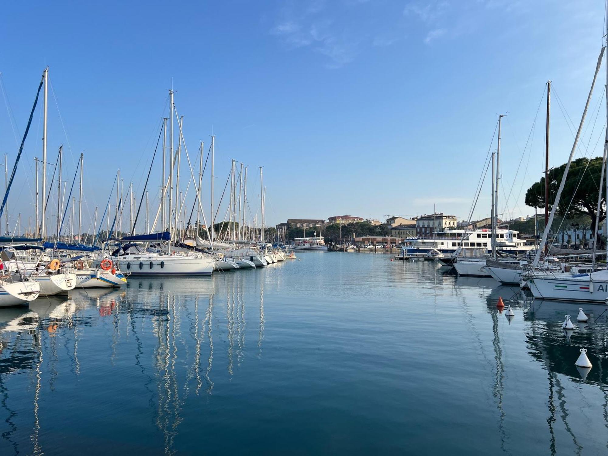 Attico In Piazza Matteotti Apartment Desenzano del Garda Bagian luar foto